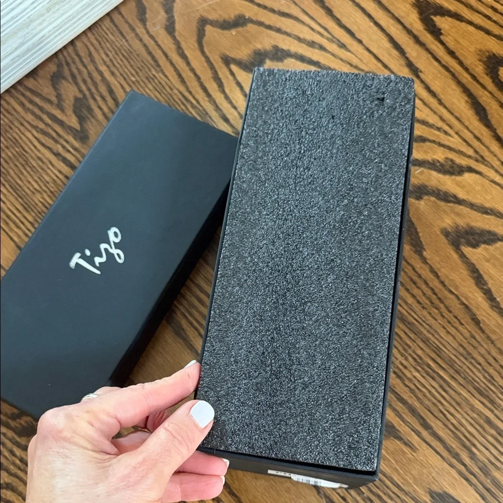 Crystal Tower Bud Vase by Tizo clear elegant NWT + box Gorgeous! - Picture 4 of 9